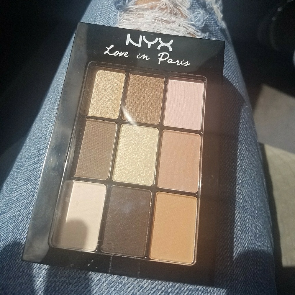 NYX 'Love in Paris' 9-color shadow pallette👩🏽🎤 - Picture 1 of 3